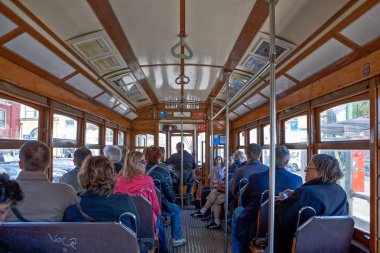 Lisbon, Portekiz - 24 Mart 2009: Alfama semtinde ünlü n.28 tramvay