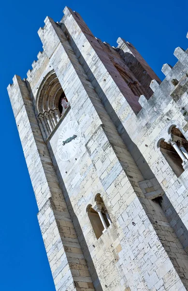 大聖堂のファサードのリスボン ポルトガル 上向き表示 — ストック写真