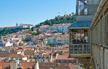 Lisbon, Portekiz - 24 Mart 2009: Görünüm yapmak Carmo müştemilat şehirden üzerinde