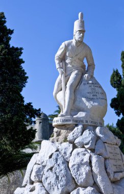 Askerlerin kalenin önünde bir anıt, Cascais, Portekiz