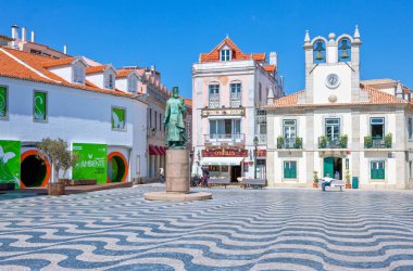 Cascais, Portekiz - 27 Mart 2009: Town hall square ve Sarayı