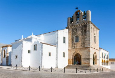 Portekiz, Algarve, Faro, Largo da Se katedral ve ulusal bayrak