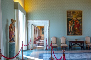 Castelgandolfo, İtalya - 21 Nisan 2017: Tha kutsal resim sergisi ve o Apostolik Sarayı, yaz Papa yurtların süslemeleri