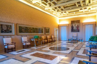 Castelgandolfo, İtalya - 21 Nisan 2017: Tha kutsal resim sergisi ve o Apostolik Sarayı, yaz Papa yurtların süslemeleri