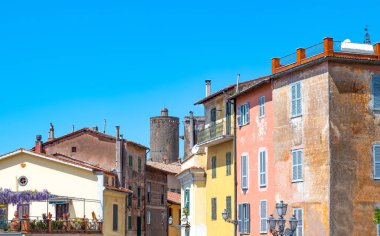 İtalya, Nemi, belvefere bahçesinden görülen eski köy