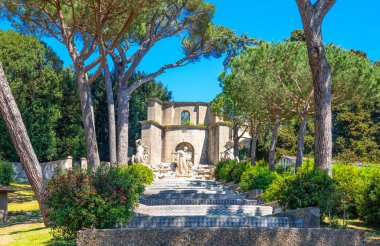 İtalya, Castelgandolfo, bir çeşme Apostolik sarayın bahçesinde Papa Köşkü yaz