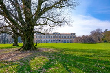 Monza, İtalya - 27 Mart 2018: parktan görülen The Royal villa