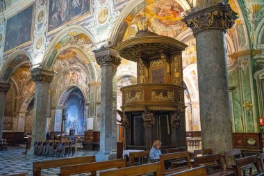 Monza, İtalya - 27 Mart 2018: Olağanüstü resimler ve katedral NEF süslemeleri