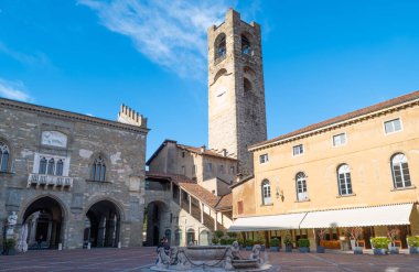Bergamo, İtalya - 7 Mart 2017: Della Ragione ve Del temsilcisi saraylar Civic ile arka planda kule.