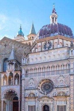 Bergamo, İtalya, soldaki Colleoni Şapel ile S. Maria Maggiore Bazilikası'na