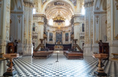 Bergamo, İtalya - 7 Mart 2017: Resim sergisi ve katedral NEF süslemeleri
