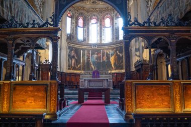 Bergamo, İtalya - 7 Mart 2017: Resim sergisi ve papaz süslemeleri S-Maria Maggiore Bazilikası