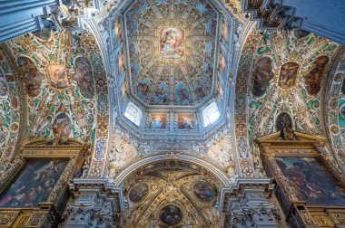 Bergamo, İtalya - 7 Mart 2017: Resim sergisi ve NEF süslemeleri S-Maria Maggiore Bazilikası