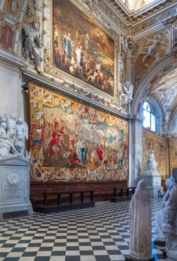 Bergamo, İtalya - 7 Mart 2017: Heykel Sergisi, resim sergisi ve transept süslemeleri S-Maria Maggiore Bazilikası