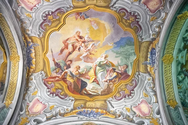 Monza, İtalya - 27 Mart 2018: Ayrıntı olağanüstü resimler ve katedral tavan süslemeleri