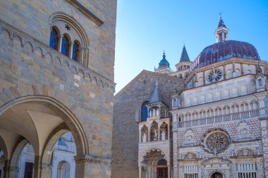 Bergamo, İtalya, S. Maria Maggiore Bazilikası'na Colleoni Şapel ve sol ön planda Della Ragione Sarayı