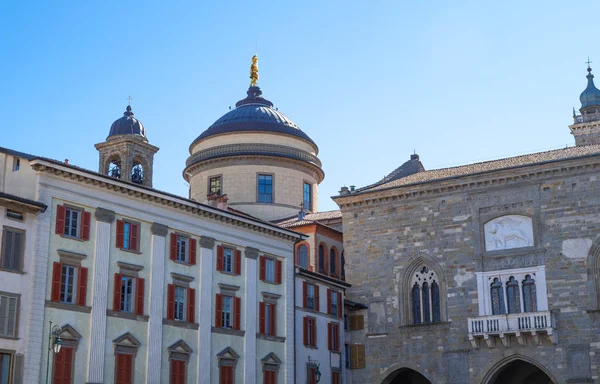 Bergamo Talya Katedral Vecchia Kare Sarayları Içinde Backgroung Kubbe — Stok fotoğraf