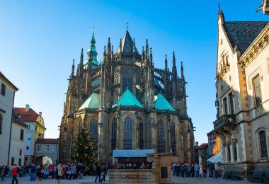 Prague, Çek Cumhuriyeti - 1 Aralık, 2012:Castle district, turistler önünde St Vitus Katedrali apsis