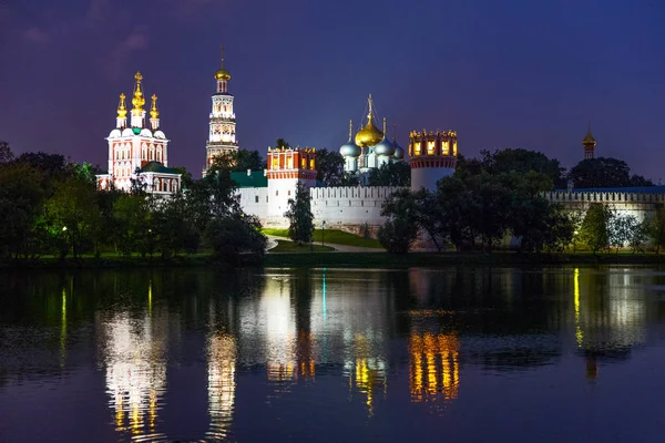 Rusya, Moskova, gece görünümü Novodevichiy Manastırı