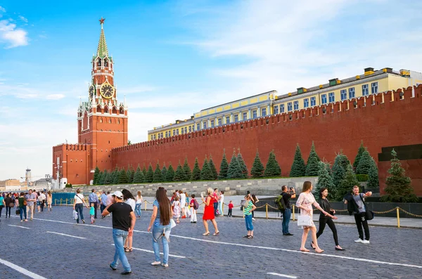 Москва Россия Июня 2015 Туристы Гуляющие Красной Площади — стоковое фото