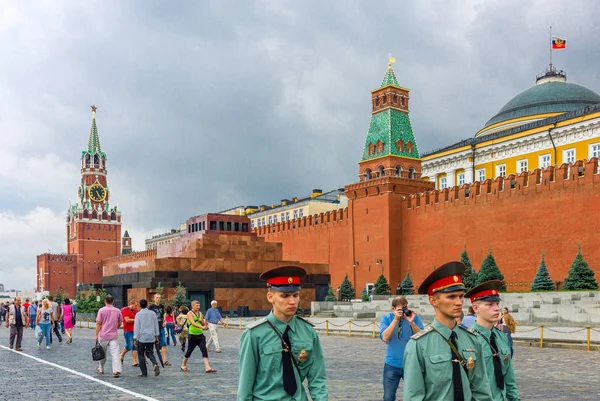 Москва Россия Июля 2013 Красная Площадь Милиционеры Фотограф Кремлем Заднем — стоковое фото