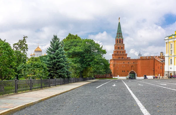 Moskova Rusya Temmuz 2013 Kremlin Insanlar Kule Gate Yakınındaki — Stok fotoğraf