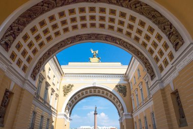 St.Petersburg, Rusya - 5 Temmuz 2013: Hermitage, kemer, arka planda dikilitaş Palace Meydanı'nın bina Genel Kurmay