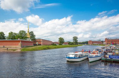 St.Petersburg, Rusya - 6 Temmuz 2013: Touirst tekneler Neva Nehri yakınındaki St Peter ve Paul kalenin surları üzerinde