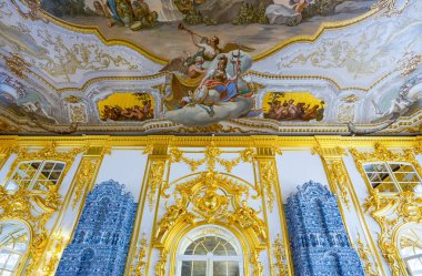 Pushkin Tsarkoje Selo, Rusya Federasyonu - 9 Temmuz 2013: Çevresi St Petersburg, Catherine Palace güzel iç