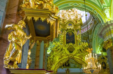 St.Petersburg, Rusya - 7 Temmuz 2013: St Peter ve Paul Katedrali minber altın heykelleri