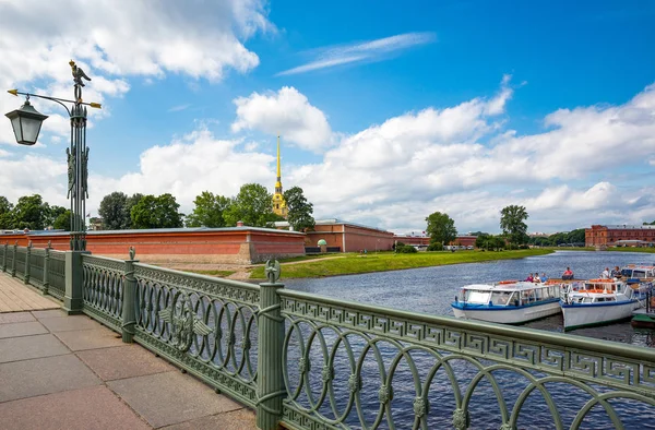 São Petersburgo Rússia Julho 2013 Barcos Turísticos Rio Neva Perto — Fotografia de Stock