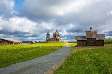 Rusya, Karelya bölge, Kishi Adası, köyden görülen Trasfiguration ve varsayım Ahşap kiliseler