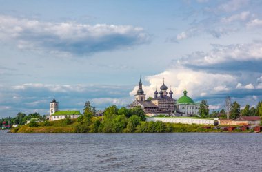 Rusya, Goritsy, Manastırı diriliş River Kovzha görünümünü