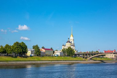 Rybinsk, Rusya - 14 Temmuz 2013: Volga Nehri görülen köy mimarileri