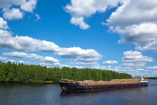 Ryssland Karelen Ett Lastfartyg Med Stora Stockar Träd Vid Floden — Stockfoto