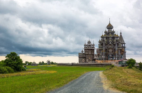 ロシア カレリア地域 岸の島 種馬と仮定の木造教会堂 — ストック写真