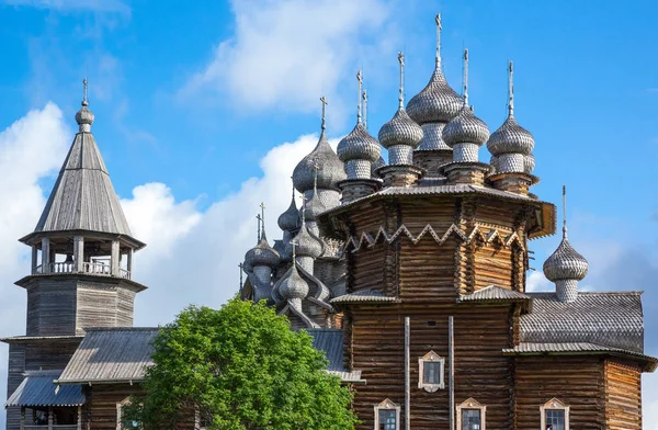 ロシア カレリア地域 岸の島 種馬と仮定の木造教会堂 — ストック写真