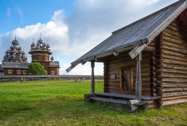 ロシア カレリア地域 岸の島 村から見た種馬と仮定の木造教会堂 — ストック写真