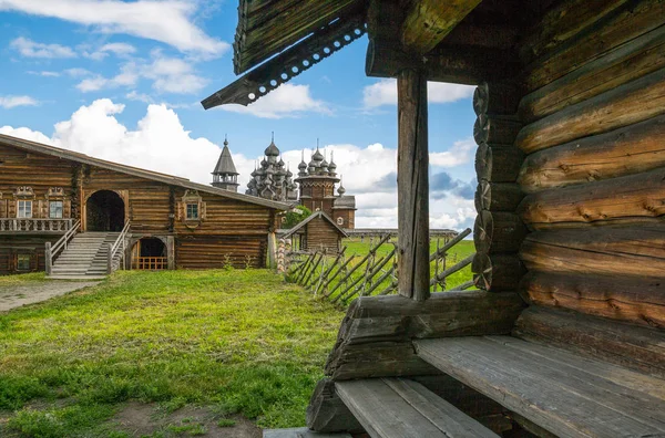 ロシア カレリア地域 岸の島 村の木造建築の全景 — ストック写真