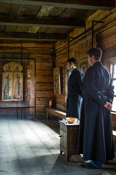 Mandrogi Rússia Julho 2013 Região Carélia Sacerdotes Ortodoxos Igreja Assunção — Fotografia de Stock