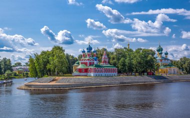 Rusya, Uglitsch, Volga Nehri üzerinde güzel kiliseler ile kentsel peyzaj