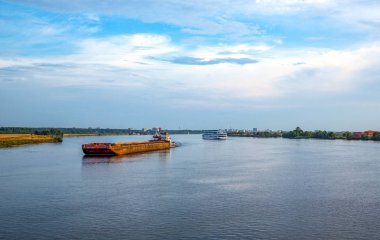Rusya, Kalyazin district, Volga Nehri üzerinde büyük günlükleri ağacıyla bir kargo gemisi