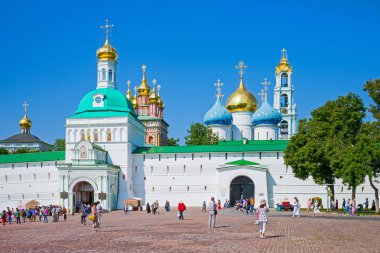 Sergiyev Posad, Rusya Federasyonu - 14 Temmuz 2015: Yöre halkı ve turistlerin teslis Manastırı St Sergius o duvarları önünde