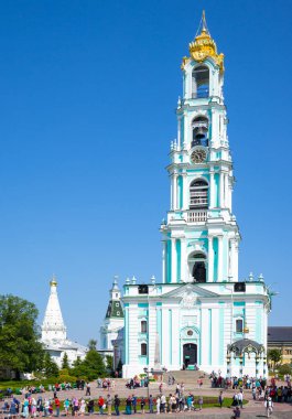 Sergiyev Posad, Rusya Federasyonu - 14 Temmuz 2015: İnsanların thr teslis Manastırı St Sergius kilise çan kulesi önünde, bir kalabalık