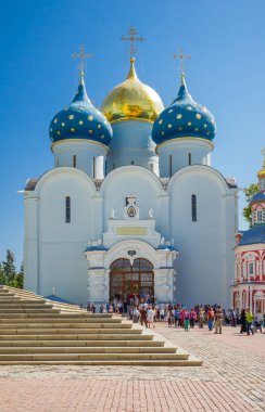 Sergiyev Posad, Rusya Federasyonu - 14 Temmuz 2015: St Sergius Trinity Manastır Kilisesi önünde kişilik bir kalabalık