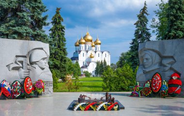 Yaroslavl, Rusya - 15 Haziran 2015: Askerler anıt ve backgroundl varsayımı Cathedra Bahçe