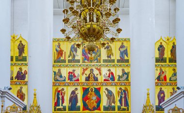 Yaroslavl, Rusya - 15 Haziran 2015: Altın eski resimleri ve varsayım katedral içinde süslemeleri