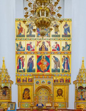 Yaroslavl, Rusya - 15 Haziran 2015: Altın eski resimleri ve varsayım katedral içinde süslemeleri