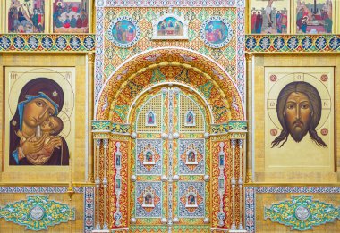 Yaroslavl, Rusya - 15 Haziran 2015: Altın eski resimleri ve varsayım katedral içinde süslemeleri