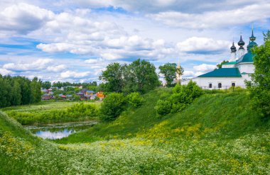 Rusya, Suzdal, küçük kilise Kremlin ile ülkenin peyzaj
